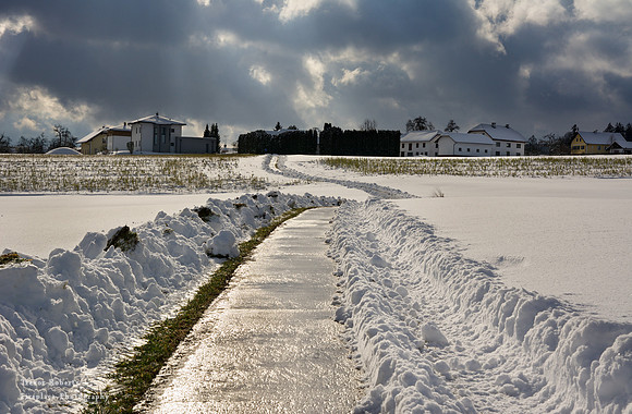 Snow in Pilsbach - Glistening pathway
