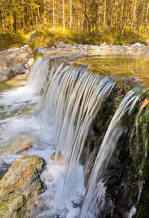 Goldenes Licht spielt sich mit dem Wasser