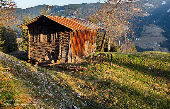 Mandelwandstrasse -Old red hut in the late afternoon sun