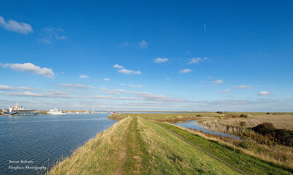 Sea wall at Wakering