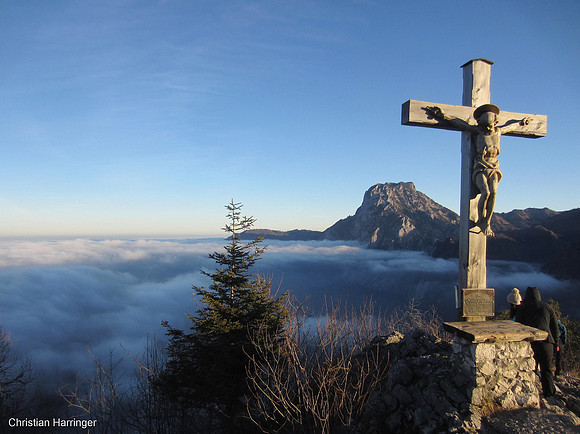 Am Kl. Sonnstein mit Blick Richtung Traunstein und wolken bedeckten Traunsee.