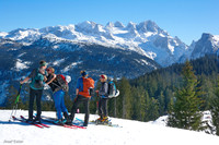 Die Schitourengeher mit Blick auf den Dachstein...