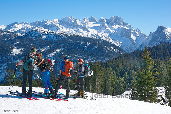 Die Schitourengeher mit Blick auf den Dachstein...